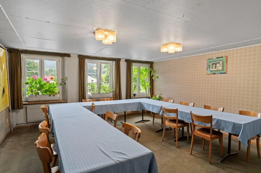 Tische, mit blauen Tischtüchern bedeckt.